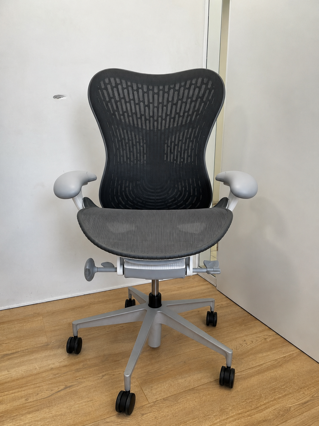 Herman Miller Mirra 2 Grey White Butterfly Zomerdeal